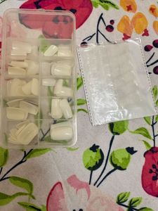 Fake nails n nail gum