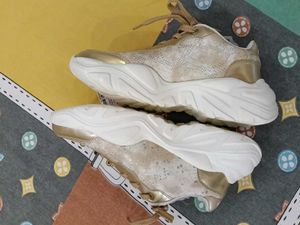Sports shoes