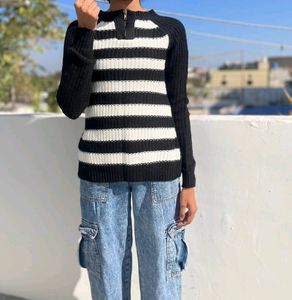 Price Drop!! Black And White Stripes Sweater🤌🏻❤️
