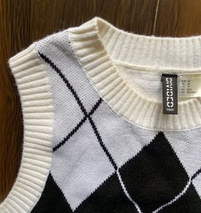 PATTERNED KNITTED PULLOVER VEST