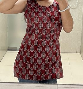 Maroon Leaf Print Sleeveless Kurta