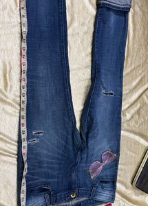 Light Stretch  Waist 33iches Mid Rise Jeans .comfortable Fabric And Fit With Back Pockets too.