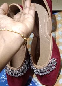 Maroon Embroidered Juttis