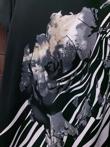 💥Beautiful hoseiry printed black top with side detaling as seen in the picture✔