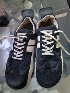 Men black and white stripes shoe.