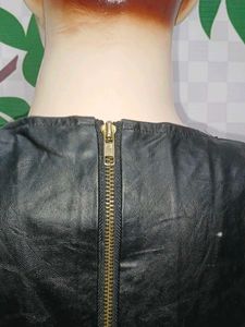 (300)Black Leather Sleeveless Top