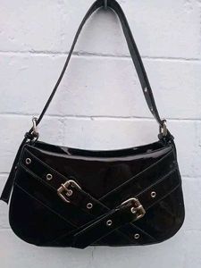 Chic shoulder bag 🖤🕸