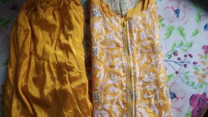 Elegant Yellow Embroidered Kurta Set🥰