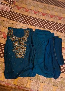 : Ye suit slim/petite body ke liye better fit rahe