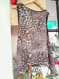 Chic Leopard Print Sleeveless Top