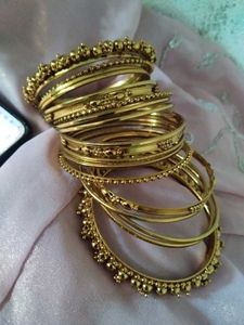 one hand churi gold pleated