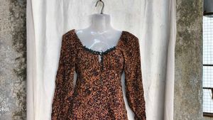 1039. Chic Leopard Print Mini Dress