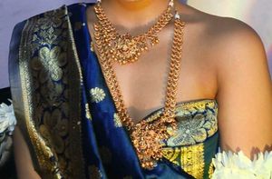 Exquisite Gold-Tone Jewellery Set