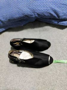 Chic Black Slingback Heels