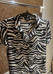 M size Zebra Print Button-Up Top