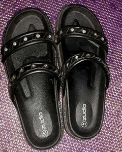 Zudio Black Embellished Flat Sandals