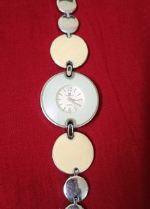 Stylish Women's Watch with Round Dial
