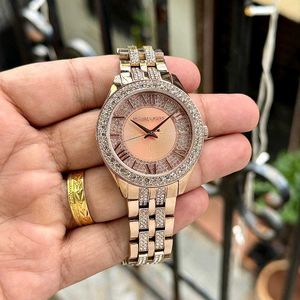 MICHAEL KORS HARLOWE – SHINE BOLD, SPARKLE BRIGHT