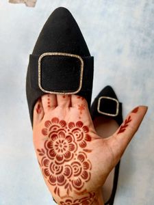 Chic Black Buckle Flats
