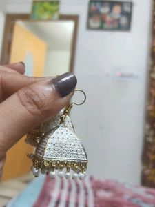 Elegant White &amp; Gold Jhumka Earrings