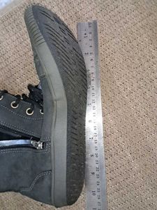 Clarks(New) *bendable* Stylish dark grey Boots