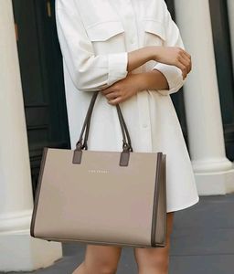 Elegant Tote Bag - Chic and Versatile