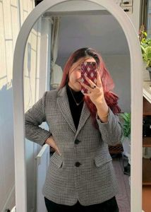 Houndstooth Blazer - Classic Style
