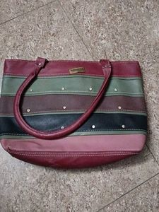 Hand bag, good condition but one zip problem