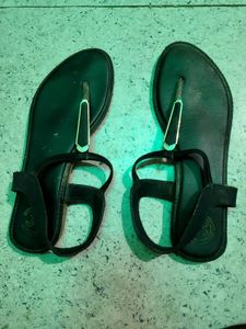 combo: black flats & embroidery golden jutti