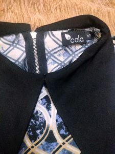 Stylish Cala Dress with Black Collar