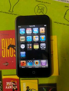 Apple iPod Touch 1st gen 8GB with sync cable