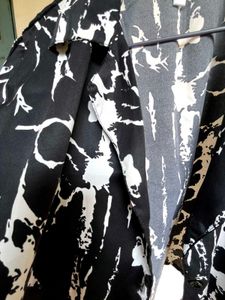 women's Black &amp; White Abstract Print three quarter