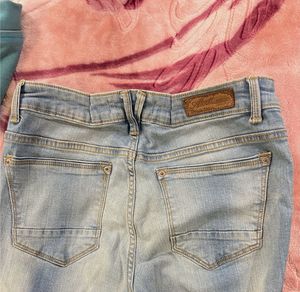 Light Distressed Denim Jeans (ripped)