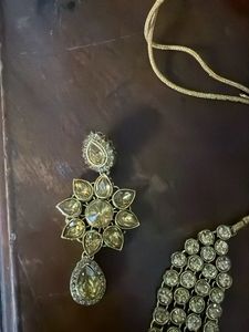 Stunning Gold Kundan Necklace Set