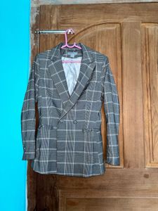 Checkered Blazer - Stylish & Chic