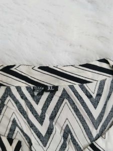 Chic Black &amp; White Chevron Print Top