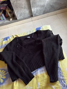 Chic Black V-Neck Cropped Sweater