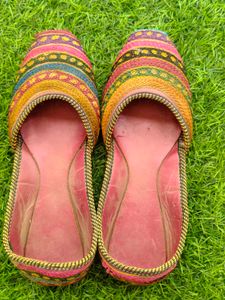 Embroidered Juttis / Sandal for women 🎀