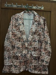 Elegant Patterned Blazer Woman