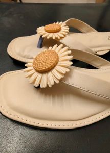 Cutesy Daisy beach flats🌼