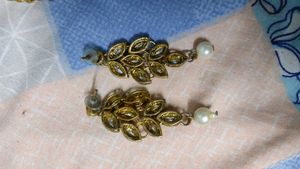 • Elegant White Kundan &amp; Pearl Necklace Set with E