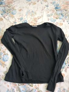 Gym top with thumbholes