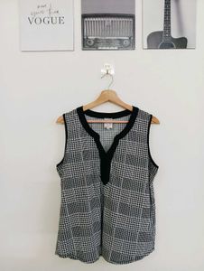 Chic Sleeveless Plaid Top