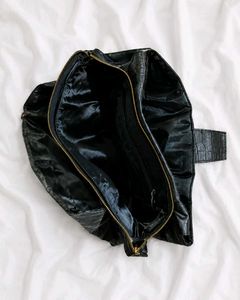 Chic Black Croc-Embossed Handbag
