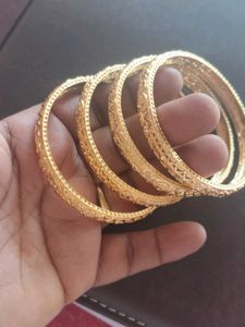 set of four Gold Bangles Se