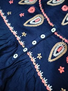 Hand Embroidered 🪡 Floral 🌺💐 Top
