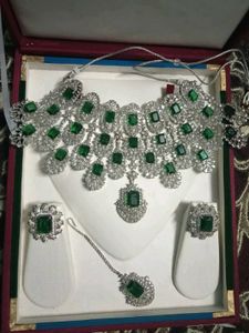 Stunning Emerald &amp; Diamond Jewellery Set