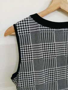 Chic Sleeveless Plaid Top