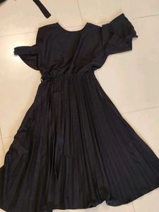 Elegant Black Pleated Midi Dress with Matching Bel