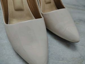 Cream Pencil Heel 👠
